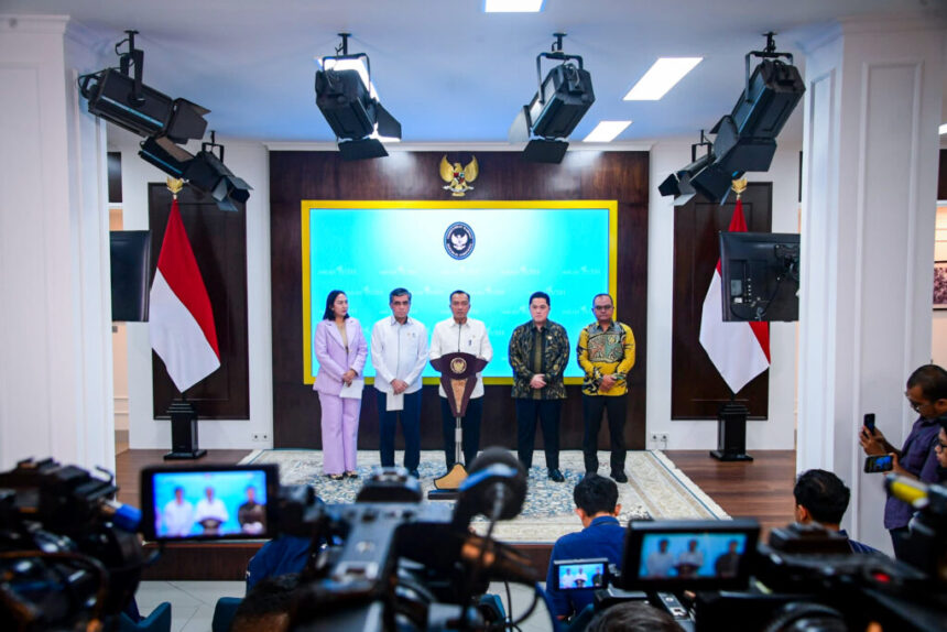 Menteri Sekretaris Negara Prasetyo Hadi beserta menteri dan pihak terkait menyampaikan keterangan pers terkait Sritex di Istana Kepresidenan Jakarta pada Senin, 3 Maret 2025. Foto: BPMI Setpres