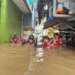 Tim SAR Batalyon B Satuan Brimob Polda Metro Jaya saat terjun ke wilayah Kebon Pala, Kampung Melayu, Jakarta Timur, yang terendam banjir akibat luapan Sungai Ciliwung, Senin (3/3/2025). Foto: Dok Brimob Polda Metro Jaya