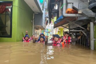 Tim SAR Batalyon B Satuan Brimob Polda Metro Jaya saat terjun ke wilayah Kebon Pala, Kampung Melayu, Jakarta Timur, yang terendam banjir akibat luapan Sungai Ciliwung, Senin (3/3/2025). Foto: Dok Brimob Polda Metro Jaya