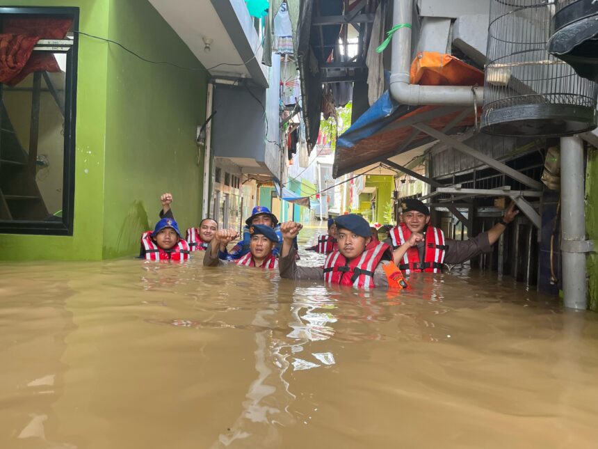 Tim SAR Batalyon B Satuan Brimob Polda Metro Jaya saat terjun ke wilayah Kebon Pala, Kampung Melayu, Jakarta Timur, yang terendam banjir akibat luapan Sungai Ciliwung, Senin (3/3/2025). Foto: Dok Brimob Polda Metro Jaya