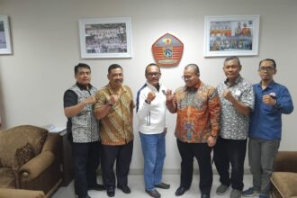 Ketum IKASI DKI H. Gozhi Zulazmi. S.IP dan jajaran pengurusan melakukan audiensi atau perkenalan ke KONI DKI Jakarta. Foto/ humas Ikasi dki