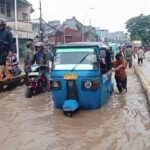 Kondisi banjir di Jalan Jatinegara Barat, Kecamatan Jatinegara, Jakarta Timur, pada Selasa (4/3/2025), sejumlah kendaraan bermotor banyak mengalami mesin mati atau mogok hingga harus didorong. Foto: Joesvicar Iqbal/ipol.id