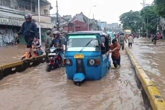 Kondisi banjir di Jalan Jatinegara Barat, Kecamatan Jatinegara, Jakarta Timur, pada Selasa (4/3/2025), sejumlah kendaraan bermotor banyak mengalami mesin mati atau mogok hingga harus didorong. Foto: Joesvicar Iqbal/ipol.id