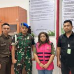 Tersangka FK alias NS, yang sebelumnya bekerja sebagai karyawan dari tersangka BS tampak mengenakan rompi tahanan berwarna merah jambu. Foto: Seksi Penkum Kejati DK Jakarta