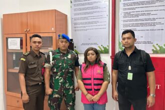 Tersangka FK alias NS, yang sebelumnya bekerja sebagai karyawan dari tersangka BS tampak mengenakan rompi tahanan berwarna merah jambu. Foto: Seksi Penkum Kejati DK Jakarta