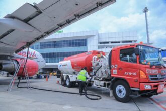 Pengisian bahan bakar Avtur di salah satu bandar udara. Foto: Dok Pertamina