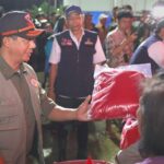 Kepala BNPB Letjen TNI Suharyanto bersama Menteri Sosial Saifullah Yusuf dan jajaran saat meninjau pos pengungsian warga terdampak banjir di Gudang Logistik BNPB Jatiasih, Kota Bekasi, Jawa Barat, pada Selasa (4/3/2025) malam. Foto: Ist