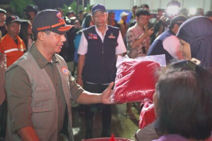 Kepala BNPB Letjen TNI Suharyanto bersama Menteri Sosial Saifullah Yusuf dan jajaran saat meninjau pos pengungsian warga terdampak banjir di Gudang Logistik BNPB Jatiasih, Kota Bekasi, Jawa Barat, pada Selasa (4/3/2025) malam. Foto: Ist