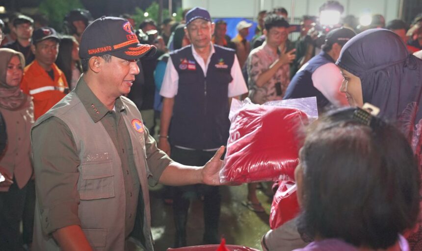 Kepala BNPB Letjen TNI Suharyanto bersama Menteri Sosial Saifullah Yusuf dan jajaran saat meninjau pos pengungsian warga terdampak banjir di Gudang Logistik BNPB Jatiasih, Kota Bekasi, Jawa Barat, pada Selasa (4/3/2025) malam. Foto: Ist