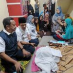 Wali Kota Jakarta Selatan, Munjirin dan Camat Tebet, Dyan Airlangga serta jajaran saat melayat bertakziah di rumah duka keluarga korban balita Athariz Alsaki, 3, yang sempat hanyut dalam peristiwa banjir di Kelurahan Kebon Baru, Kecamatan Tebet, Rabu (5/3/2025) dini hari. Foto: Ist