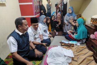 Wali Kota Jakarta Selatan, Munjirin dan Camat Tebet, Dyan Airlangga serta jajaran saat melayat bertakziah di rumah duka keluarga korban balita Athariz Alsaki, 3, yang sempat hanyut dalam peristiwa banjir di Kelurahan Kebon Baru, Kecamatan Tebet, Rabu (5/3/2025) dini hari. Foto: Ist