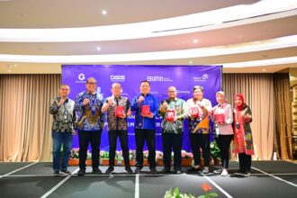 (Dari Kiri ke Kanan) EVP DSS Telkom Dedy Mardhianto, EVP Treg 4 Rachmad Dwi Hartanto, Kadiv IT Bank Kalbar Abdurahim Fiqry, Direktur Operasional Bank Kalsel Toni Darmawan, Kadep Operasional IT Bank Kalteng Irawan, Kadep IT Bank Kaltimtara Oska Yoris, Head Digital Business Bank DKI Yesti, Dirut Telkom Sigma Dwi Sulistiani saat acara workshop produk dan layanan Telkom di Hotel Ashley Wahid Hasyim, Jakarta, pada beberapa waktu yang lalu. Foto: Telkom Indonesia