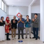 Executive Account Manager Telkom DWS Erna Wiyati (kedua dari kiri), GM Witel Priangan Timur Nugroho Setio Budi (ketiga dari kiri), Direktur RS Dadi Keluarga Ciamis Ir. Dhodik M. Utomo (ketiga dari kanan), Kepala IT RS Dadi Keluarga Ciamis Andiska Pranata S.T (kedua dari kanan) dalam acara penandatanganan kesepakatan 1 Full Rack di Kantor Telkom Witel Priangan Timur. Foto: Telkom Indonesia