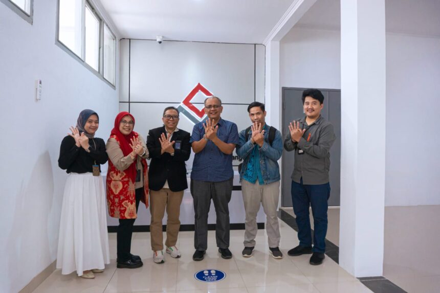 Executive Account Manager Telkom DWS Erna Wiyati (kedua dari kiri), GM Witel Priangan Timur Nugroho Setio Budi (ketiga dari kiri), Direktur RS Dadi Keluarga Ciamis Ir. Dhodik M. Utomo (ketiga dari kanan), Kepala IT RS Dadi Keluarga Ciamis Andiska Pranata S.T (kedua dari kanan) dalam acara penandatanganan kesepakatan 1 Full Rack di Kantor Telkom Witel Priangan Timur. Foto: Telkom Indonesia