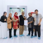 Executive Account Manager Divisi Wholesale Service Telkom Erna Wiyati (ketiga dari kiri), General Manager Witel Priangan Timur Nugroho Setio Budi (ketiga dari kanan), Direktur Utama PT Anugerah Cimanuk Raya Wamin (kedua dari kanan), dan Direktur PT Anugerah Cimanuk Raya Sam’ani dalam acara penandatanganan kesepakatan 2 Full Rack di Kantor Telkom Witel Priangan Timur, pada beberapa waktu yang lalu. Foto: Telkom Indonesia