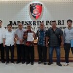 Ketua Indonesia Police Watch (IPW) bersama enam orang orang pengurus Paguyuban Korban Mafia Tanah Kutai Barat yang mewakili 50 orang anggota masyarakat mendatangi Bareskrim Polri melaporkan PT Indotama Semesta Manunggal, Jumat (7/3/2025). Foto: Ist