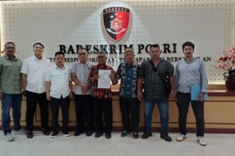 Ketua Indonesia Police Watch (IPW) bersama enam orang orang pengurus Paguyuban Korban Mafia Tanah Kutai Barat yang mewakili 50 orang anggota masyarakat mendatangi Bareskrim Polri melaporkan PT Indotama Semesta Manunggal, Jumat (7/3/2025). Foto: Ist