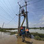 Petugas PLN sedang melakukan pengecekan gardu di Tambun, Bekasi, pascabanjir. Foto: Dok PLN