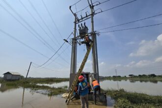 Petugas PLN sedang melakukan pengecekan gardu di Tambun, Bekasi, pascabanjir. Foto: Dok PLN