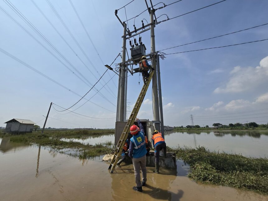 Petugas PLN sedang melakukan pengecekan gardu di Tambun, Bekasi, pascabanjir. Foto: Dok PLN