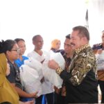 Jaksa Agung ST Burhanuddin saat menyalurkan bantuan sosial untuk korban banjir di Bekasi, Jawa Barat, Jumat (7/3/2025). Foto: Yudha Krastawan/ipol.id