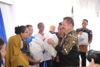 Jaksa Agung ST Burhanuddin saat menyalurkan bantuan sosial untuk korban banjir di Bekasi, Jawa Barat, Jumat (7/3/2025). Foto: Yudha Krastawan/ipol.id