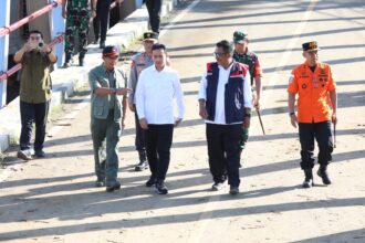 Kepala Badan Nasional Penanggulangan Bencana (BNPB), Suharyanto mendampingi Wakil Presiden Gibran Rakabuming Raka saat meninjau Jembatan Cidadap yang putus akibat banjir. Jembatan itu satu-satunya akses penghubung antara Desa Cidadap dengan Desa Loji Kecamatan Simpenan, Kabupaten Sukabumi, Jawa Barat, pada Sabtu (8/3/2025). Foto: Ist