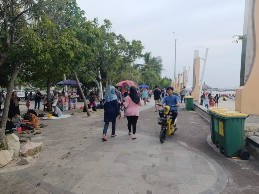 Pengunjung dapat menikmati fasilitas GOGO Bike, layanan penyewaan sepeda listrik yang baru hadir di Ancol. Sepeda listrik menjadi solusi transportasi praktis dan ramah lingkungan untuk menjelajahi kawasan Ancol. Foto: Joesvicar Iqbal/dok/ipol.id