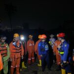 Tim gabungan tengah bersiap melakukan evakuasi warga terdampak banjir di Desa Cikaobandung, Kecamatan Jatiluhur, Kabupaten Purwakarta, Jawa Barat, pada Sabtu (8/3/2025) malam. Foto: BPBD Kabupaten Purwakarta