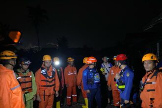 Tim gabungan tengah bersiap melakukan evakuasi warga terdampak banjir di Desa Cikaobandung, Kecamatan Jatiluhur, Kabupaten Purwakarta, Jawa Barat, pada Sabtu (8/3/2025) malam. Foto: BPBD Kabupaten Purwakarta