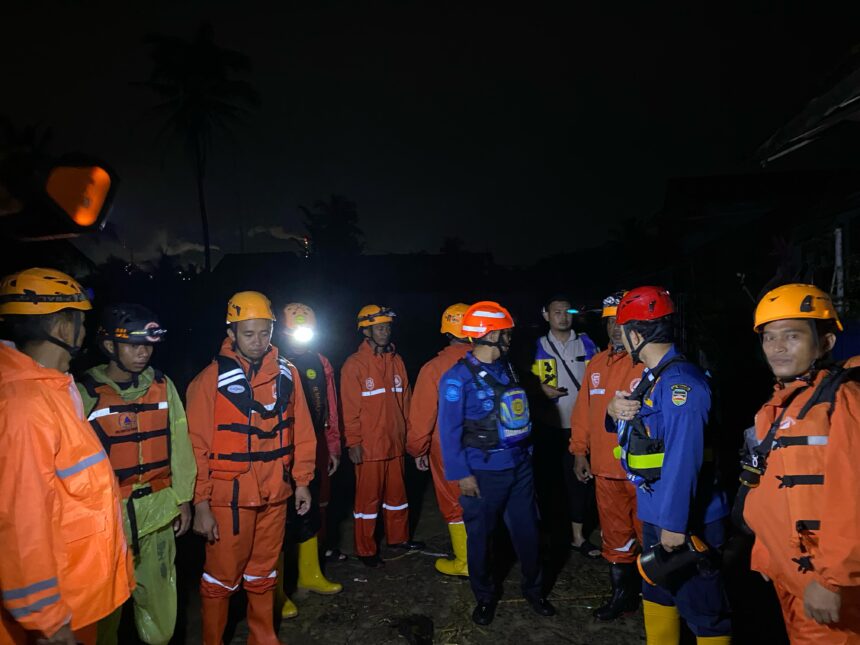 Tim gabungan tengah bersiap melakukan evakuasi warga terdampak banjir di Desa Cikaobandung, Kecamatan Jatiluhur, Kabupaten Purwakarta, Jawa Barat, pada Sabtu (8/3/2025) malam. Foto: BPBD Kabupaten Purwakarta