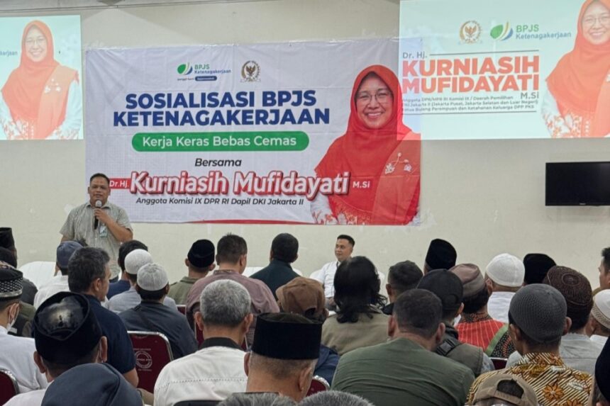 Kakacab BPJS Ketenagakerjaan Plaza BPJamsostek Ramdani (pegang mic) di acara sosialisasi Aula Masjid Nurul Hidayat, Kebayoran Lama, Jakarta Selatan. Foto/ist