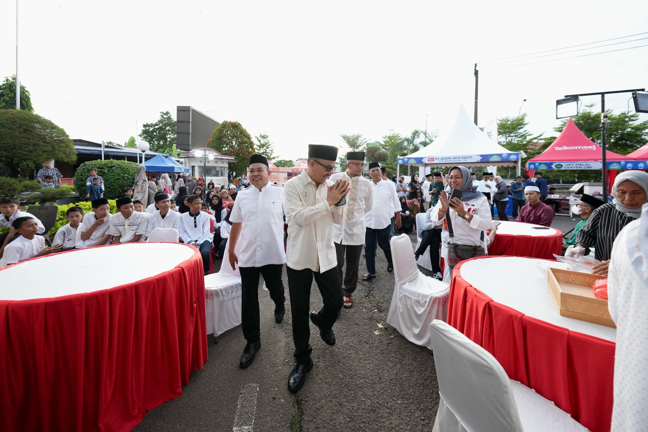 Sekretaris Daerah (Sekda) Provinsi Sulawesi Selatan, Jufri Rahman, membuka kegiatan Amaliah dan Bazar Ramadan Apindo yang digelar di pelataran parkir PT. Telkom, Jalan AP Pettarani, Makassar, Sabtu, 8 Maret 2025.