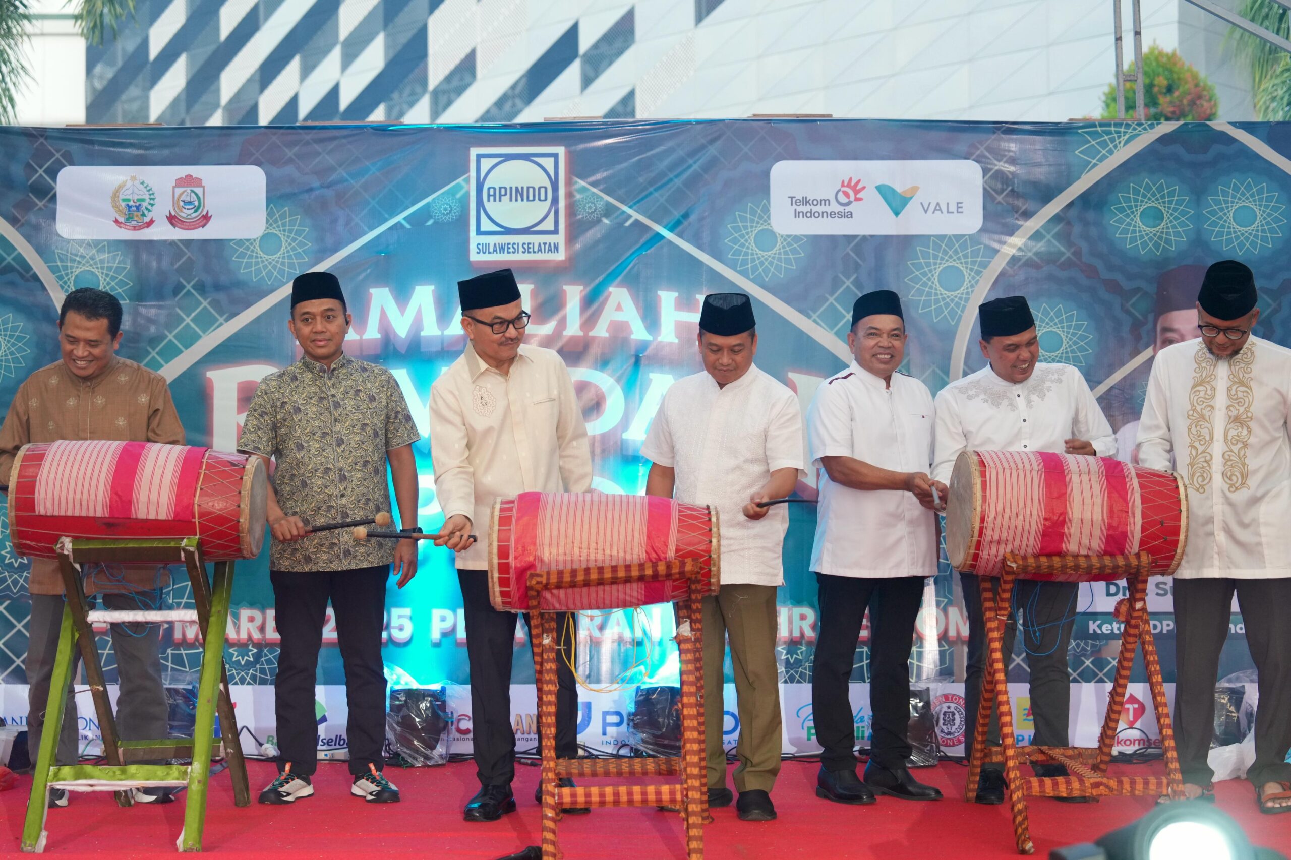 Sekretaris Daerah (Sekda) Provinsi Sulawesi Selatan, Jufri Rahman, membuka kegiatan Amaliah dan Bazar Ramadan Apindo yang digelar di pelataran parkir PT. Telkom, Jalan AP Pettarani, Makassar, Sabtu, 8 Maret 2025.