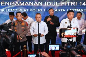 Kapolri Jenderal Pol. Listyo Sigit Prabowo (kiri), Menteri Perhubungan (Menhub) Dudy Purwagandhi (tengah), seusai Rapat Koordinasi Lintas Sektoral di Gedung STIK PTIK Polri, Jakarta Selatan. Foto: X @kemenhubRI