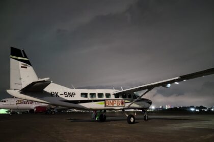 Tiga pesawat dalam Operasi Modifikasi Cuaca (OMC) lanjutan tahap dua, pada tanggal 11-20 Maret 2025, disiapkan. Koordinasi penerbangan dilakukan dari dua pos yaitu di Lanud Halim Perdanakusuma untuk tim OMC BNPB dan DK Jakarta serta Lanud Husein Sastranegara untuk tim OMC Jawa Barat, Rabu (12/3/2025). Foto: Ist