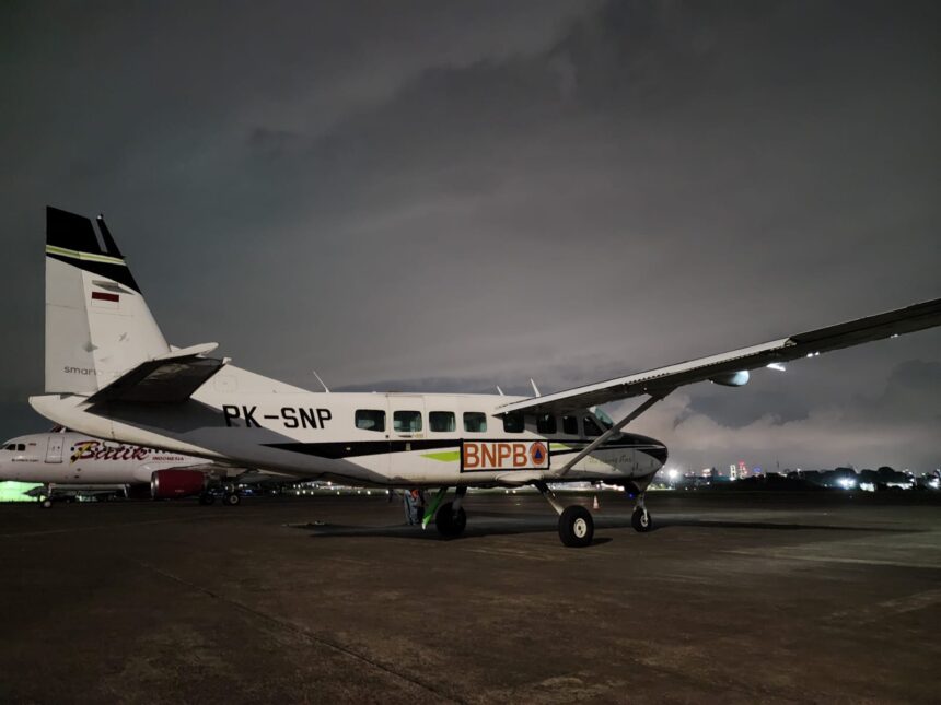 Tiga pesawat dalam Operasi Modifikasi Cuaca (OMC) lanjutan tahap dua, pada tanggal 11-20 Maret 2025, disiapkan. Koordinasi penerbangan dilakukan dari dua pos yaitu di Lanud Halim Perdanakusuma untuk tim OMC BNPB dan DK Jakarta serta Lanud Husein Sastranegara untuk tim OMC Jawa Barat, Rabu (12/3/2025). Foto: Ist