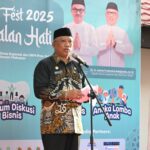 Sekretaris Daerah Provinsi Sulawesi Selatan, Jufri Rahman, menghadiri sekaligus membuka acara Ramadhan Fest Andalan Hati di halaman Dinas Koperasi dan UMKM, Selasa, 11 Maret 2025.