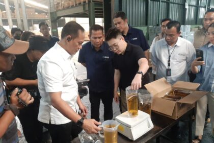 Momen sidak Kementerian Perdagangan (Kemendag) bersama Satuan Tugas (Satgas) Pangan Polri di PT Jujur Sentosa, Tangerang, Banten dan PT Binamas Karya Fausta, di Cakung, Jakarta, Rabu (12/3/2025). Foto: Dok/Kemendag