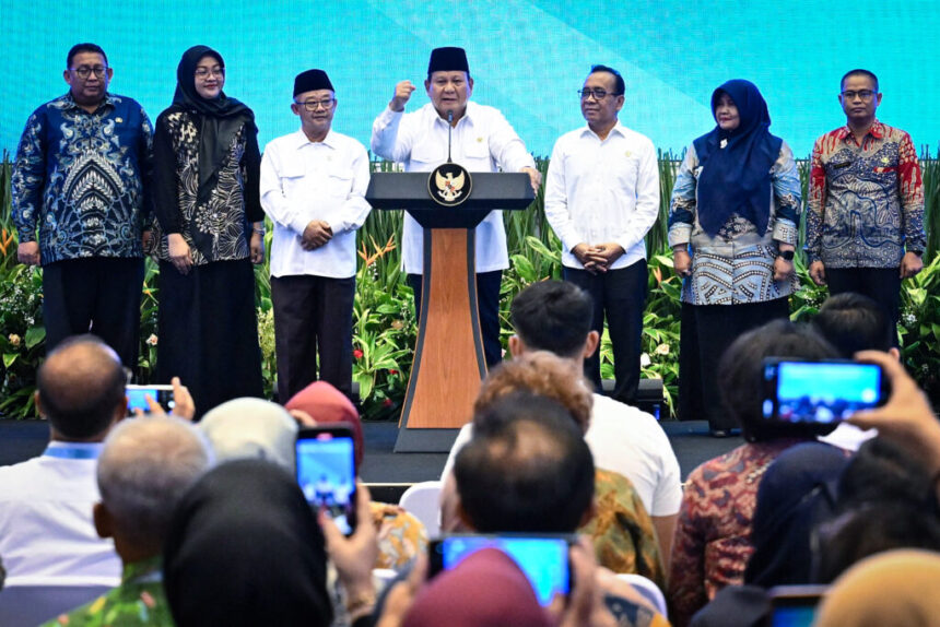 Presiden Prabowo Subianto mengapresiasi peluncuran mekanisme baru penyaluran tunjangan guru ASN daerah langsung ke rekening guru penerima yang dilakukan di Kantor Kemendikdasmen, Jakarta, Kamis (13/03/2025). Foto: BPMI Setpres