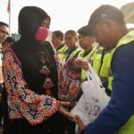 Wakil Gubernur Sulawesi Selatan (Sulsel), Fatmawati Rusdi saat menyalurkan paket sembako dan sarung kepada pekerja Tempat Pembuangan Akhir (TPA) Tamangapa, pemangkas pohon, dan penggali kubur di Jalan AMD Borong Jambu, Kecamatan Manggala, Kota Makassar, Jumat (14/3/2025). Foto: Pemprov Sulsel