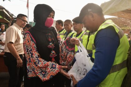 Wakil Gubernur Sulawesi Selatan (Sulsel), Fatmawati Rusdi saat menyalurkan paket sembako dan sarung kepada pekerja Tempat Pembuangan Akhir (TPA) Tamangapa, pemangkas pohon, dan penggali kubur di Jalan AMD Borong Jambu, Kecamatan Manggala, Kota Makassar, Jumat (14/3/2025). Foto: Pemprov Sulsel