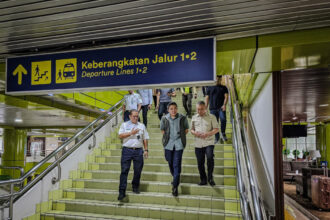 Sekretaris Kabinet (Seskab) Teddy Indra Wijaya dan Menteri Perhubungan (Menhub) Dudy Purwagandhi meninjau dan mengecek kesiapan Stasiun Gambar, Jakarta. Foto: seskab.go.id.