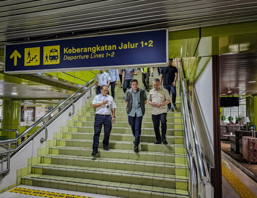 Sekretaris Kabinet (Seskab) Teddy Indra Wijaya dan Menteri Perhubungan (Menhub) Dudy Purwagandhi meninjau dan mengecek kesiapan Stasiun Gambar, Jakarta. Foto: seskab.go.id.