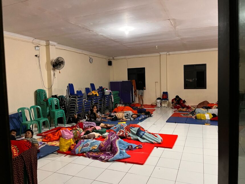 Kondisi pengungsian warga saat banjir melanda permukiman di wilayah Kabupaten Bandung, Jawa Barat, pada Sabtu (15/3/2025). Foto: BPBD Kab. Bandung