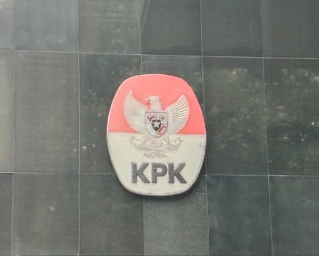 Logo Komisi Pemberantasan Korupsi (KPK) di Gedung Merah Putih, Kuningan, Jaksel. Foto: Yudha Krastawan/ipol.id