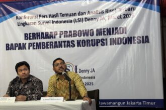 Peneliti LSI Denny JA, Ikrama Masloman bersama moderator Dailamy dalam konfrensi pers bertajuk Berharap Prabowo Menjadi Bapak Pemberantas Korupsi Indonesia di kantor LSI Denny JA di Jakarta, pada Senin (17/3/2025) sore. Foto: Joesvicar Iqbal/ipol.id