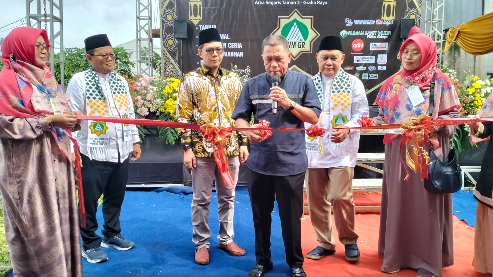 Caption: Camat Serpong Utara, H. Dahlan, S.Sos didampingi oleh anggota DPRD Tangsel, Ricky Yuanda Bastian dan pengurus IWM Graha Raya Bintaro membuka acara Ramadhan Fair 20.