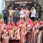 Caption: Wakil Wali Kota Tangerang Selatan, H. Pilar Saga foto bersama dengan para tamu undangan dan panitia Ramadhan Fair 20