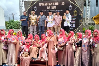 Caption: Wakil Wali Kota Tangerang Selatan, H. Pilar Saga foto bersama dengan para tamu undangan dan panitia Ramadhan Fair 20